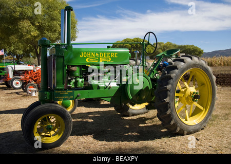 Eine antike 1935 John Deere A Modell Traktor auf einem Bauernhof. Stockfoto