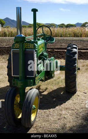 Eine antike 1935 John Deere A Modell Traktor auf einem Bauernhof. Stockfoto