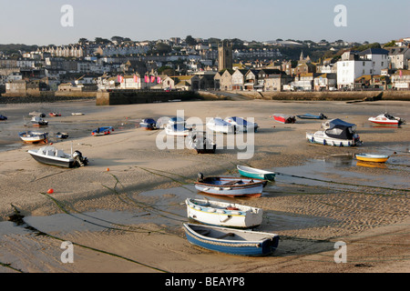 Der Hafen von St. Ives in Cornwall bei Ebbe mit den Fahnen in der Ferne für das jährliche Festival der Künste Stockfoto