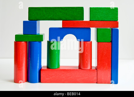 Eine Sammlung von bunten Bausteine als eine zufällige Struktur angeordnet. Stockfoto