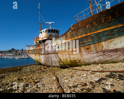 Bunte Wrack von einem Fishingboat am Ufer bei Camaret-Sur-Mer, Bretagne, Frankreich Stockfoto