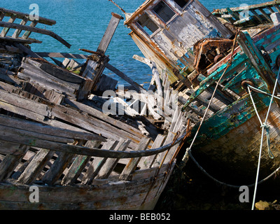 Bunte Wracks der Glükopfmotoren an der Küste bei Camaret-Sur-Mer, Bretagne, Frankreich Stockfoto