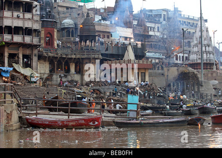 Ghats in Varanasi nahe Fluss Ganges Indien brennen Stockfoto