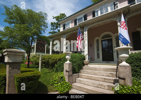 Das historische Federal Style Rockwell House Inn, jetzt ein Bett & Frühstück in der Hope Street in Bristol, Rhode Island, New England, USA Stockfoto