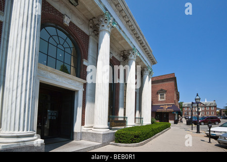 Kannelierten Säulen und Fassade der BankNewport aufbauend auf Washington Square in historischen Newport, Rhode Island, New England, USA Stockfoto