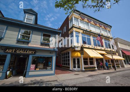 Bunte Geschäfte und gepflasterte Fahrbahn auf beliebten Thames Street im historischen Newport, Rhode Island, New England, Vereinigte Staaten von Amerika Stockfoto