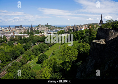 Landschaftsbild von Edinburgh, Edinburgh Castle, Blick nach Osten über Princes Street Gardens entnommen. Stockfoto