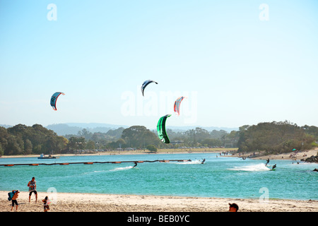 Para Surfen am australischen Strand an einem windigen Tag Stockfoto
