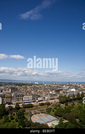 Porträtfoto von Edinburgh, aufgenommen von der Burg. Die Ansicht zeigt die Stadt, Blick auf den Forth. Stockfoto