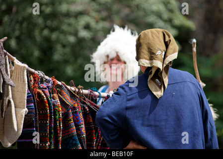Alte Frau verkaufen Handgestrickte Socken, Handschuhe und Schafe Haut Hüte auf der Georgian Military Highway Stockfoto