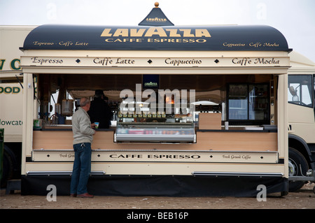 Mann kaufen Kaffee Lavazza Caffe Espresso, in Southport, Merseyside, UK Stockfoto