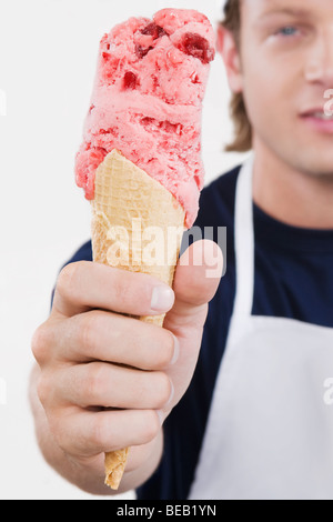 Verkäuferin hält ein Eis in einer Eisdiele Stockfoto