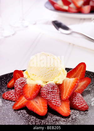 SRAWBERRIES UND EIS Stockfoto