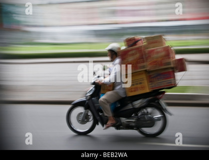 Motorrad Lieferungen, Ho Chi Min Stadt, Saigon, Vietnam Stockfoto