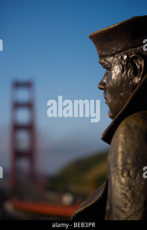 Nahaufnahme von einer Statue, The Lone Sailor, Golden Gate Bridge, San Francisco Bay, San Francisco, Kalifornien, USA Stockfoto