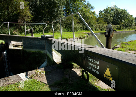 Schließen Sie die Ansicht der Schleuse 64 auf dem Kennet und Avon Kanal mit Cimm Marker Zeichen Stockfoto