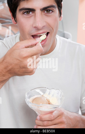 Porträt eines Mannes, ein Eis essen Stockfoto