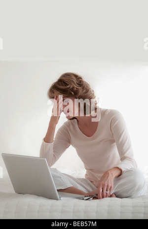 Frau auf einem Laptop arbeiten und suchen aufgeregt Stockfoto