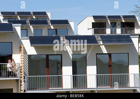 Energie effiziente Wohnungen mit integrierter Solaranlagen im Bau, Leverkusen, Deutschland. Stockfoto