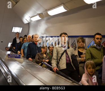 Pendler auf Rolltreppe, London Underground, London, England, UK Stockfoto