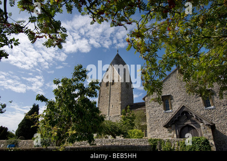 Die sächsischen St. Marys Church in Sompting, in der Nähe von Worthing, West Sussex. Die einmalige Turmspitze ist bekannt als der Rheinischen Helm. Stockfoto