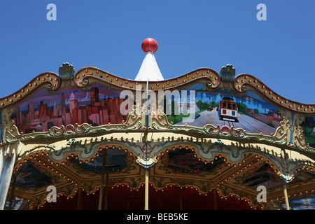 Niedrigen Winkel Blick auf einem Karussell, Pier 39, San Francisco, Kalifornien, USA Stockfoto