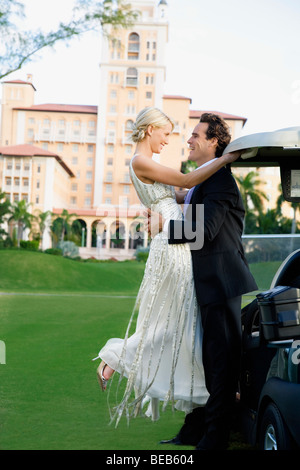 Paar romancing in einen Golfplatz und lächelnd, Biltmore Golf Course, Biltmore Hotel, Coral Gables, Florida, USA Stockfoto