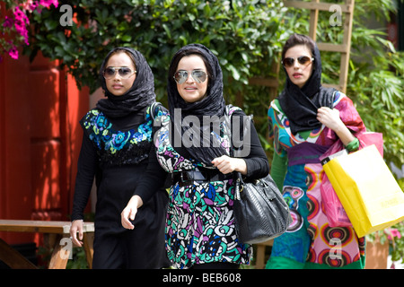 Junge moderne muslimische Frauen in bunten traditionellen Kleid, Mayfair, London, UK Stockfoto