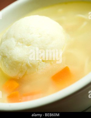 Matzoh Ball Suppe mit Karotten und Stockfoto