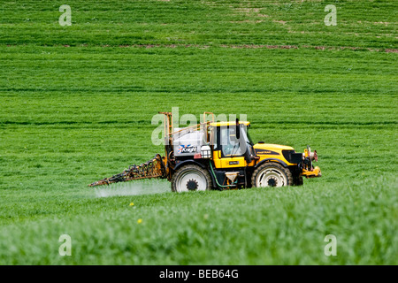JCB Fastrac Traktor und Ritter Sprayer, Sommergerste Unkrautvernichter aufsprühen. Die Chemikalien sind presite SX50g/Ha Difarnon R 1 Stockfoto