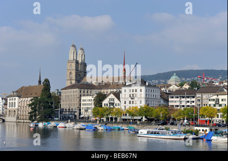 Sportboote vor Anker an der Limmat in Zürich mit zwei Türmen auf das Grossmünster im Hintergrund. Stockfoto