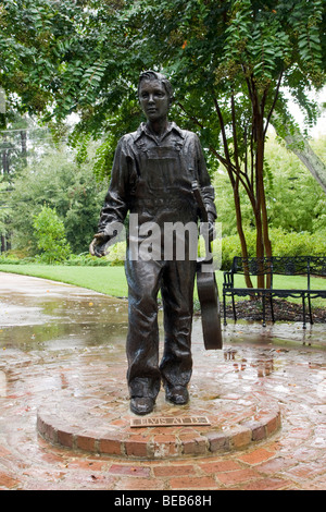 Elvis Presley (mit 13) Statue in seinem Geburtsort Tupelo, Mississippi, Vereinigte Staaten Stockfoto