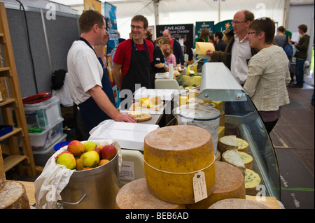 Hafod Welsh Bio Cheddar präsentieren ihre Produkte in der großen britischen Käse Festival Cardiff South Wales UK Stockfoto