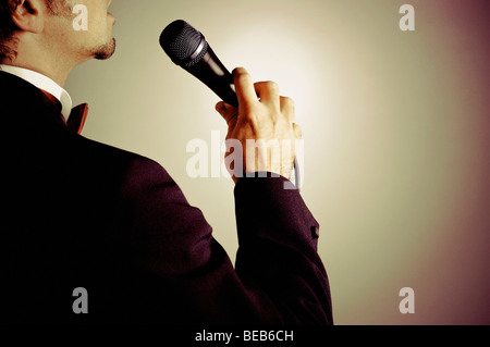 Nahaufnahme eines Mannes singen Stockfoto