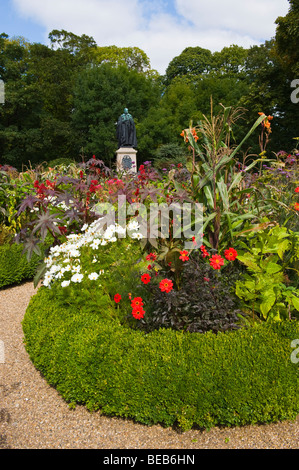 Grünanlage mit Box Hecke Pflanzen groß und Statue des Marquess of Bute im Stadtzentrum von Cardiff South Wales UK Stockfoto