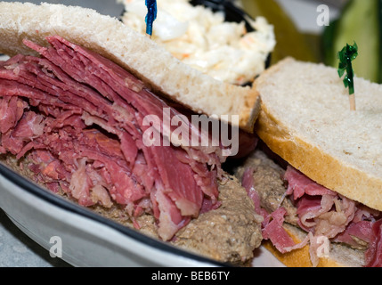 dicken corned Beef Sandwich mit gehackte Leber auf Roggenbrot in jüdischen koscher Deli in New york Stockfoto
