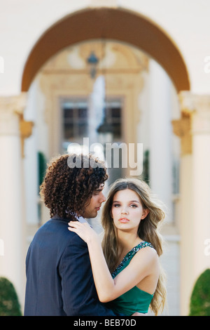 Seitenansicht von ein paar romancing, Coral Gables, Florida, USA Stockfoto