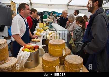 Hafod Welsh Bio Cheddar präsentieren ihre Produkte in der großen britischen Käse Festival Cardiff South Wales UK Stockfoto