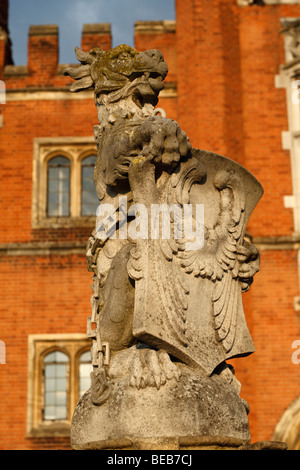 Nahaufnahme von einem die Sonne gewaschen Löwenstatue am Haupteingang nach Hampton Court Palace, Surrey, UK. Stockfoto