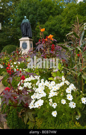 Grünanlage mit Box Hecke Pflanzen groß und Statue des Marquess of Bute im Stadtzentrum von Cardiff South Wales UK Stockfoto