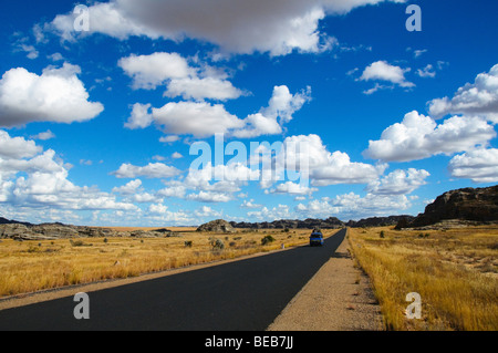 leerer Landstraße um Isalo Nationalpark in Madagaskar Stockfoto