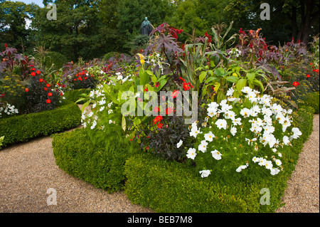 Grünanlage mit Box Hecke Pflanzen groß und Statue des Marquess of Bute im Stadtzentrum von Cardiff South Wales UK Stockfoto