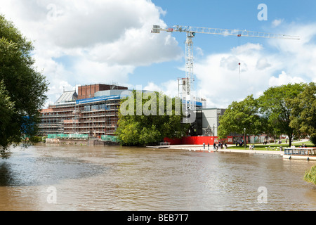 Bau In Arbeit auf dem Gelände des Royal Shakespeare Theatre neben dem Fluss Avon in Stratford-upon-Avon, Warwickshire Stockfoto