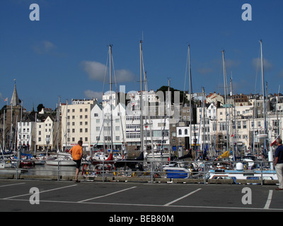 Ein Mann blickt auf den Hafen oder Hafen in St Peter Port auf Guernsey, Channel Islands Stockfoto