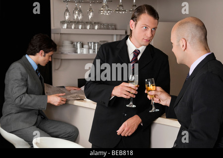 Geschäftsleute, die mit Wein in einer Bar Toasten Stockfoto