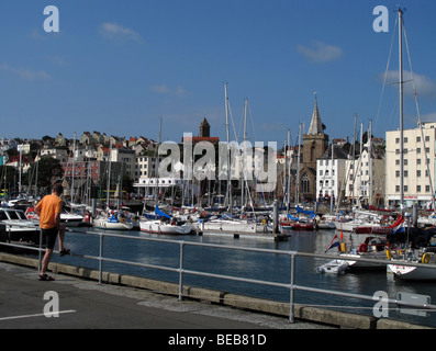 Ein Mann blickt auf den Hafen oder Hafen in St Peter Port auf Guernsey, Channel Islands Stockfoto