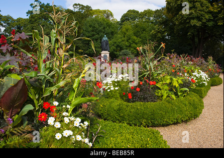 Grünanlage mit Box Hecke Pflanzen groß und Statue des Marquess of Bute im Stadtzentrum von Cardiff South Wales UK Stockfoto