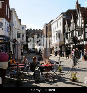 Salisbury Wiltshire England Stadtzentrum alfresco Ess- und Straße Möbel Stockfoto