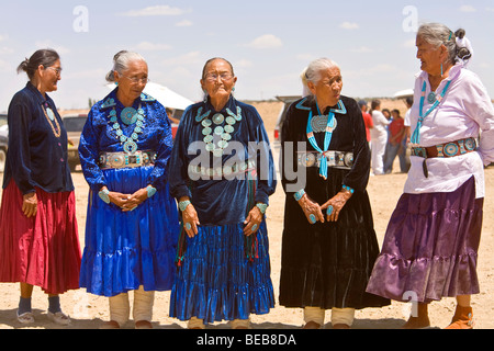 Navajo Frauen, Kandidat in beste gekleidete ältere Veranstaltung am jährlichen Pferderennen in Rocky Ridge auf der Navajo Nation, Arizona Stockfoto
