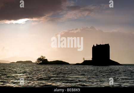 Castle Stalker in Appin Land sitzt auf der Felseninsel Plattform am Ende des Loch Linnhe, Highlands Schottlands. Stockfoto